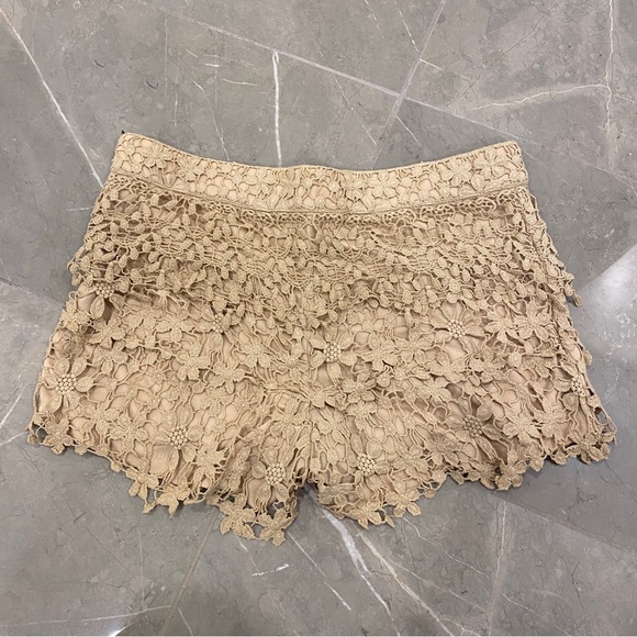 ⭐️Beige Lace Shorts⭐️ - Picture 4 of 4
